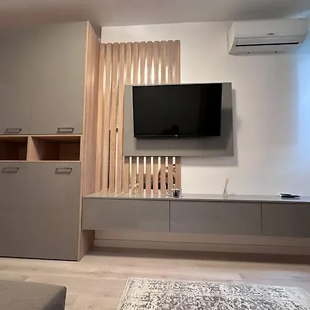 Cozy 1 Bedroom Apartment! Bucarest Esterno foto
