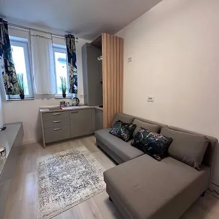 Cozy 1 Bedroom Apartment! Bucarest Esterno foto