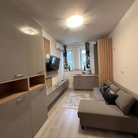 Cozy 1 Bedroom Apartment! Bucarest Esterno foto
